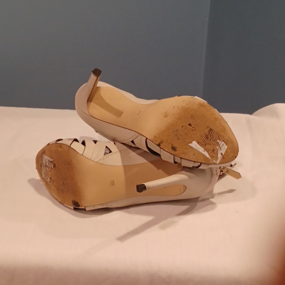 Preowned GUESS AELA Cutout Heels - Picture 5 of 8
